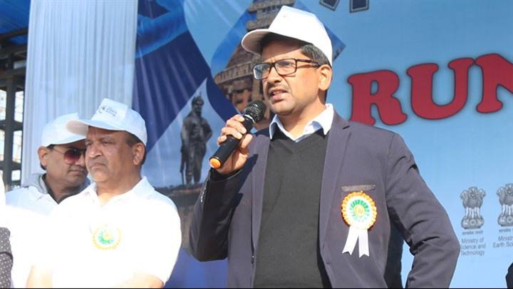 जय जवान-जय किसान और जय विज्ञान के नारे के साथ रन फॉर साइंस मैराथन में दौड़े प्रतिभागी